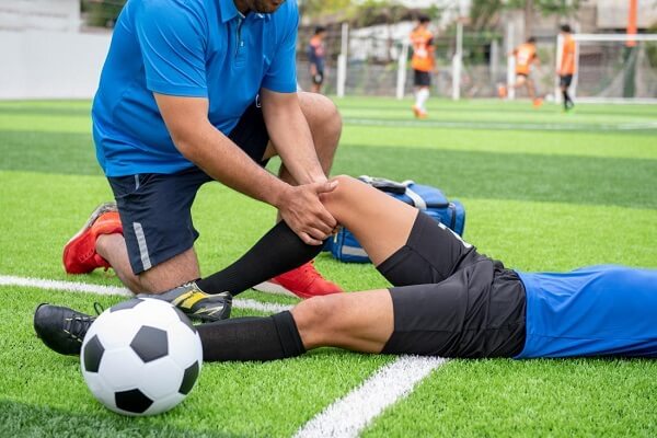 Hướng dẫn cách chữa căng cơ khi đá bóng