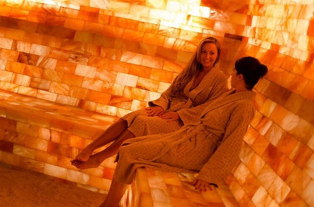 Những ai nên massage bằng đá muối Himalaya?