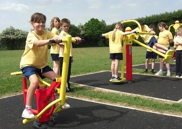 Lợi ích của dụng cụ tập thể thao ngoài trời trong trường học